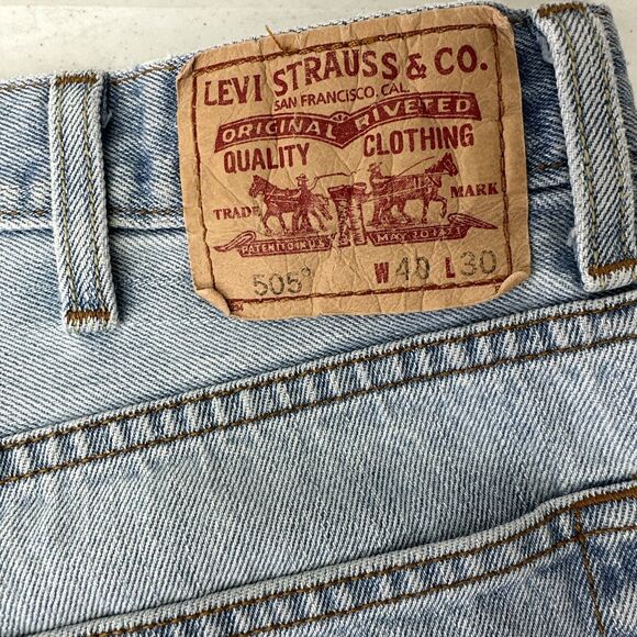 Levi’s 505 Regular Fit Straight Leg 40”x30” Light‎ Wash Jeans - Picture 3 of 10